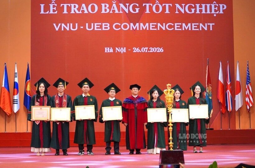 Nguyễn Trường Giang (thứ hai từ bên trái) - Thủ khoa tốt nghiệp Trường Đại học Kinh tế, Đại học Quốc gia Hà Nội năm 2026 nhận bằng khen tại Lễ tốt nghiệp năm 2026. Ảnh: Tường Vân/Lao động