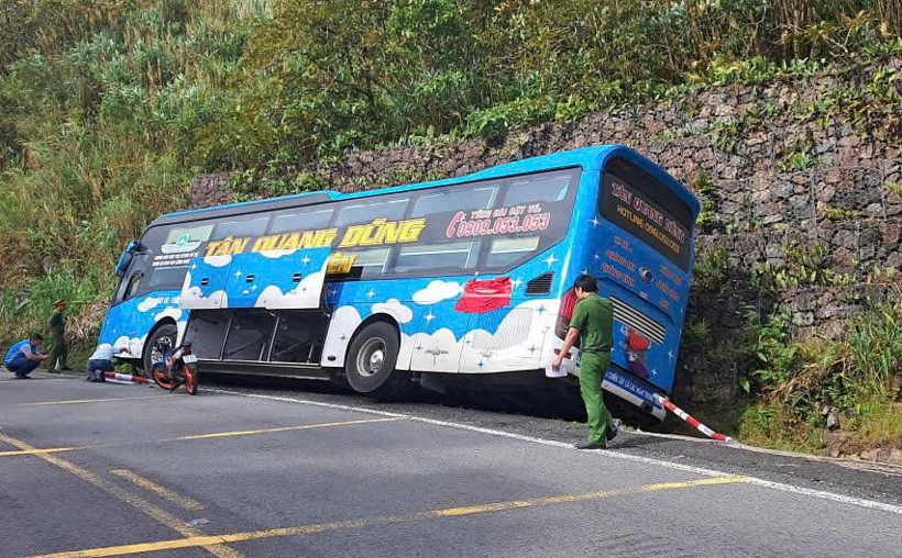 Lực lượng chức năng có mặt làm nhiệm vụ tại hiện trường. Ảnh: VnExpress