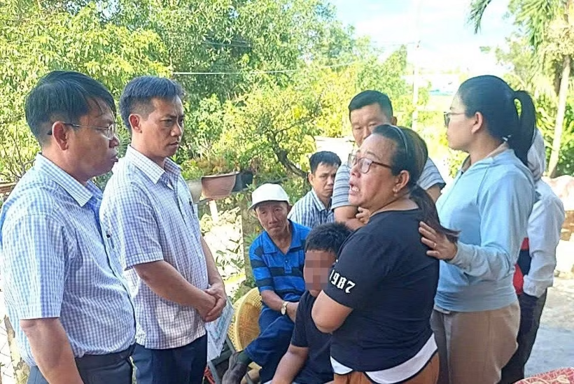 Chính quyền xã Đồng Xuân thăm hỏi, động viên và hỗ trợ ban đầu cho gia đình các nạn nhân. (Ảnh: Tiền phong)