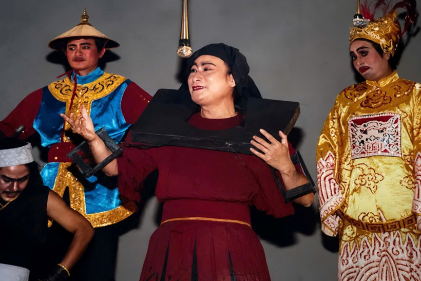 NSND Mạnh Tưởng (nhân vật giữa trong ảnh) trong vở "Ông Thánh sinh đôi" tham dự Hội diễn SKCN toàn quốc 1990. Ảnh: Báo Văn Hoá