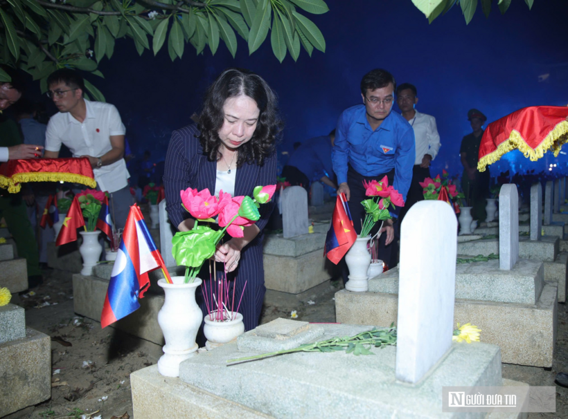 Thực hiện nghi lễ tại chương trình, các đại biểu cùng đông đảo đoàn viên, thanh niên và nhân dân đã kính cẩn dâng hoa, dâng hương, dành phút tưởng niệm và đồng loạt thắp sáng những ngọn nến tri ân trên từng phần mộ. Trong ảnh là  Bí thư Trung ương Đảng, Phó Chủ tịch nước Cộng hòa xã hội chủ nghĩa Việt Nam Võ Thị Ánh Xuân thắp hương tại các phần mộ liệt sĩ.