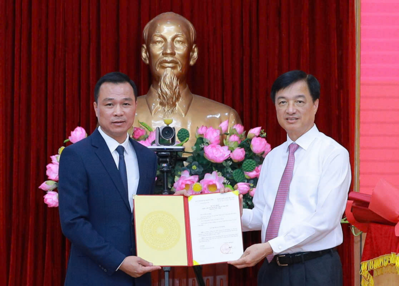 Ông Nguyễn Duy Ngọc, Ủy viên Bộ Chính trị, Bí thư Trung ương Đảng, Trưởng Ban Tổ chức Trung ương trao Quyết định của Ban Bí thư về việc chuẩn y Thiếu tướng Tô Anh Dũng, Ủy viên Ban Thường vụ Tỉnh ủy, Giám đốc Công an tỉnh Thanh Hóa, giữ chức Phó Bí thư Tỉnh ủy Thanh Hóa nhiệm kỳ 2025-2030. (Ảnh BTGDV tỉnh Thanh Hóa).