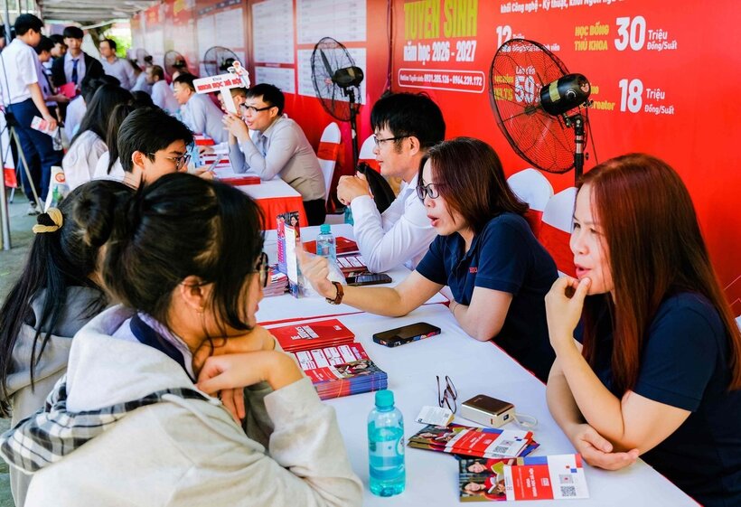 Thí sinh, phụ huynh tìm hiểu thông tin tuyển sinh đại học năm 2026. Ảnh: Huyên Nguyễn/Dân trí