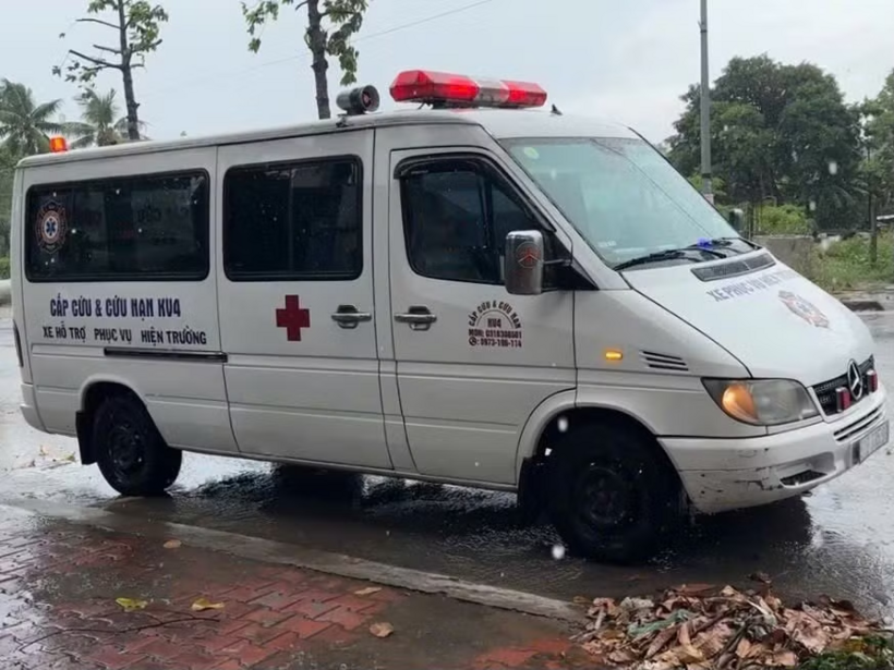 Thi thể nạn nhân được xe cứu thương đưa về nhà xác để phục vụ điều tra. Ảnh: Tiền Phong