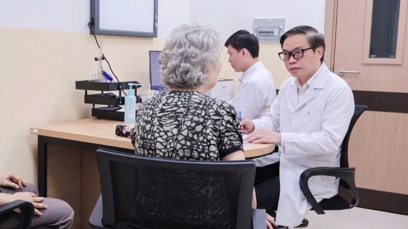 GS.TS.BS Trần Trung Dũng - Tổng Giám đốc Hệ thống Y tế Vinmec - là một trong 24 chuyên gia trực tiếp thăm khám cho người dân trong chương trình lần này.