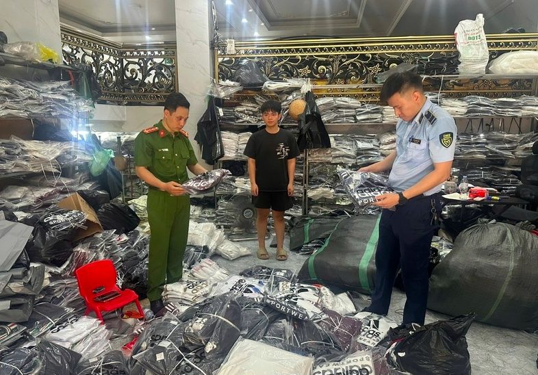 Lực lượng chức năng kiểm tra lô hàng hơn 33.600 sản phẩm thời trang có dấu hiệu giả mạo nhiều nhãn hiệu nổi tiếng. QLTTHN