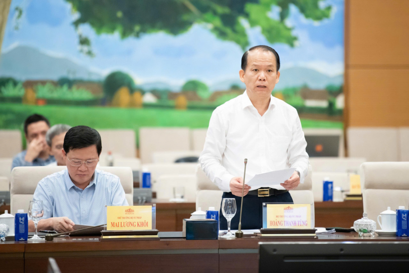 Bộ trưởng Bộ Tư pháp Hoàng Thanh Tùng (Ảnh: Media Quốc hội).