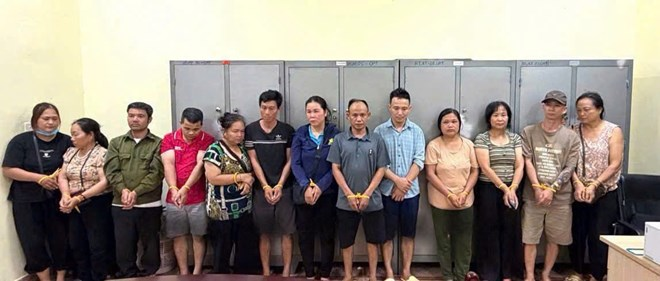 11 đối tượng bị bắt quả tang khi đang sát phạt bằng hình thức xóc đĩa. Ảnh: Lao động
