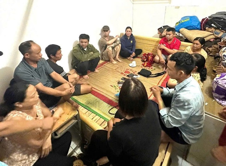 Các đối tượng cùng tang vật. Ảnh: Công an xã Văn Bàn/Sức khỏe & Đời sống