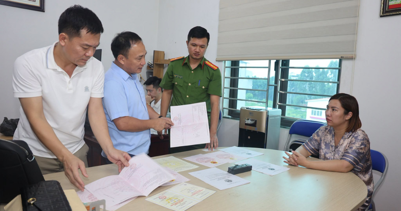 Ban chuyên án khám xét tại trụ sở Công ty Cổ phần Đầu tư và Dịch vụ Quốc tế Minh An. (Ảnh: Công an Bắc Ninh)