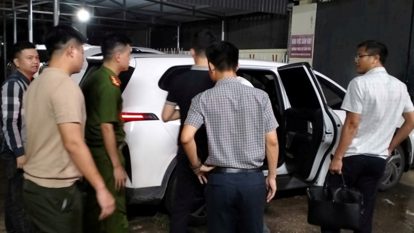 Phòng Quản lý xuất nhập cảnh Công an TP.Hải Phòng và Cơ quan Cảnh sát điều tra Công an tỉnh Hà Tĩnh dẫn giải đối tượng. (Ảnh: Công an Hải Phòng)