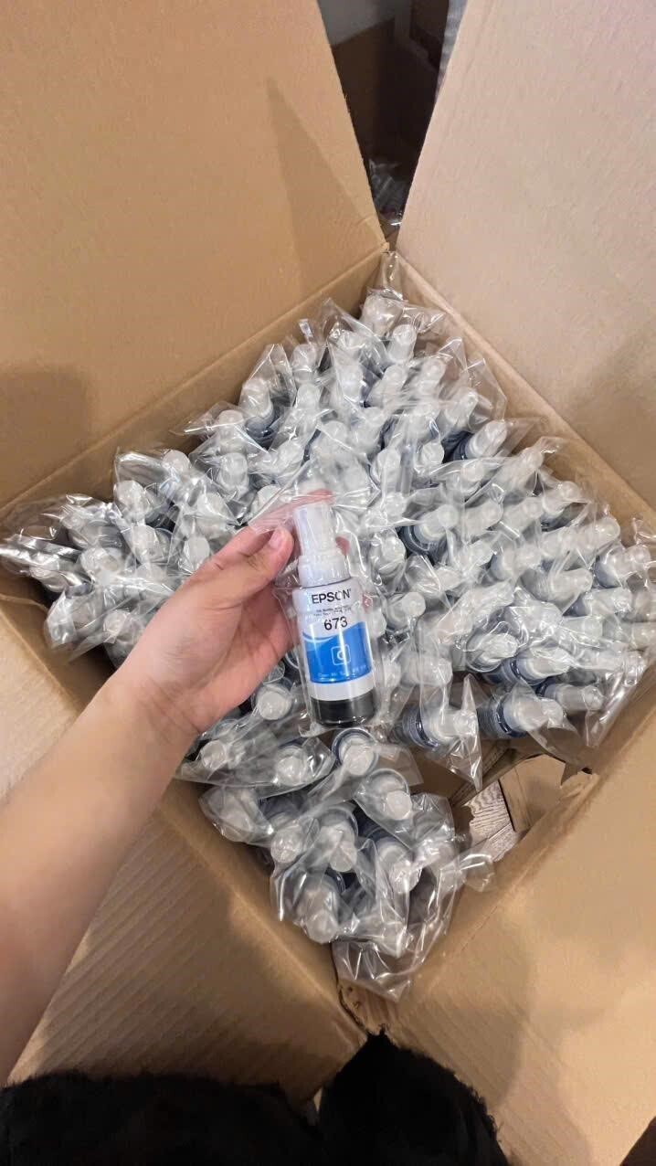 Sản phẩm mực in có dấu hiệu giả mạo nhãn hiệu Epson Đội QLTT số 1 phát hiện tại hiện trường kiểm tra. Ảnh: QLTTHN
