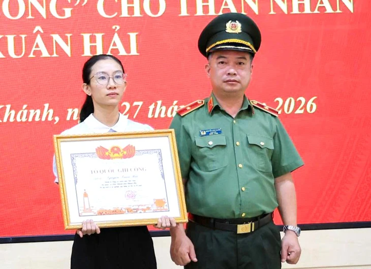 Giám đốc Công an tỉnh Khánh Hòa trao bằng Tổ quốc ghi công cho thân nhân liệt sĩ Nguyễn Xuân Hải - Ảnh: Công an tỉnh Khánh Hòa./ Theo báo Tuổi trẻ.