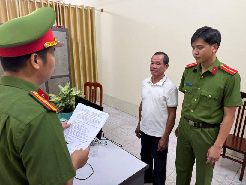 Bị can Nguyễn Ngọc Quốc (áo trắng). Ảnh: Công an Hưng Yên