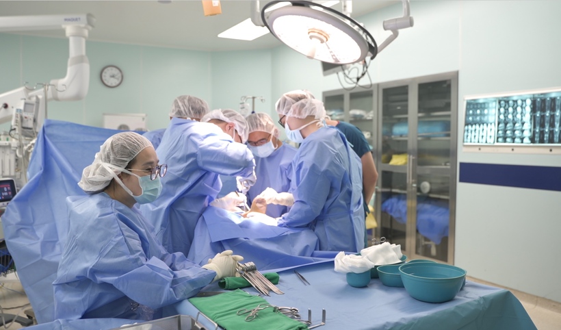 Ê-kíp Vinmec thực hiện ca phẫu thuật thay thế toàn bộ xương sên đã hỏng bằng xương nhân tạo làm từ vật liệu Titanium in 3D cá thể hóa. (Ảnh: Vinmec)