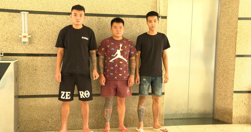 Cơ quan Cảnh sát điều tra Công an tỉnh Thanh Hóa thi hành Quyết định tạm giữ hình sự đối với 3 đối tượng. (Ảnh: Công an Thanh Hóa)