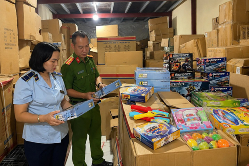 Đội Quản lý thị trường số 11 phối hợp với Công an phường Phú Lương kiểm tra hoạt động kinh doanh trên địa bàn. Ảnh: CATPHN