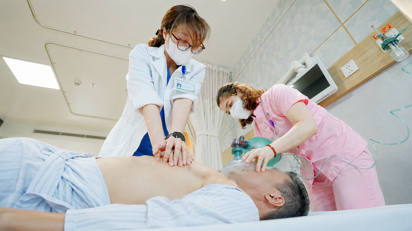 Bệnh nhân được các bác sĩ nhanh chóng tiến hành cấp cứu thoát "cửa tử". Ảnh: BVCC