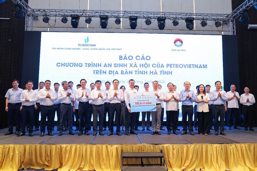 Tổng Giám đốc Petrovietnam Lê Mạnh Cường trao biểu trưng hỗ trợ kinh phí thực hiện các chương trình ASXH năm 2026 tại Hà Tĩnh. Nguồn Pvgas