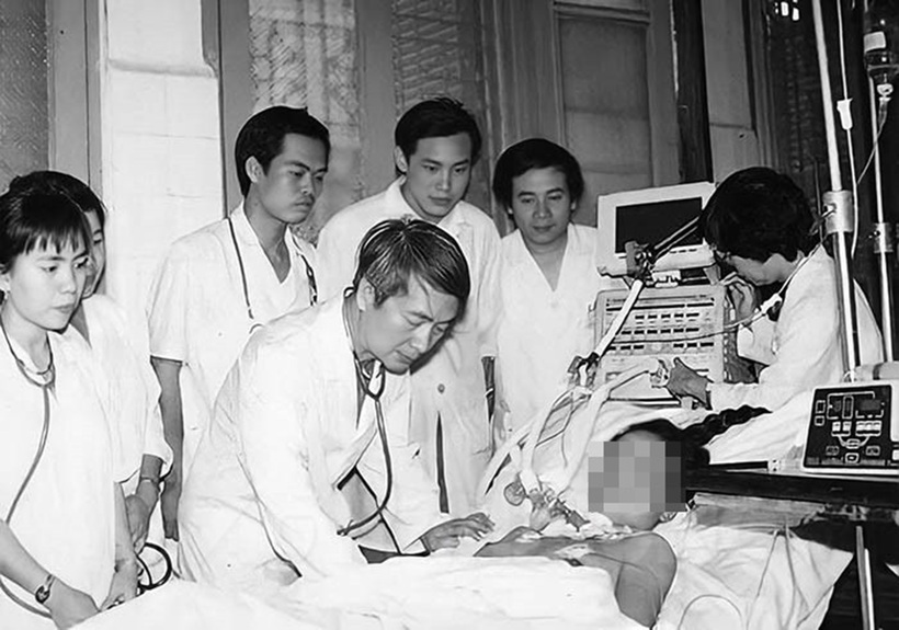 Giáo sư Vũ Văn Đính thăm khám bệnh nhân thời còn công tác. Ảnh tư liệu: BVCC/VietNamnet