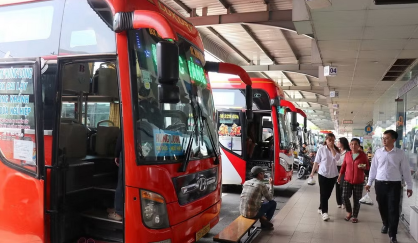 Chính sách mới giúp chống thất thu thuế, lập lại trật tự cạnh tranh bình đẳng giữa xe khách cố định và xe hợp đồng. (Ảnh: TTXVN)