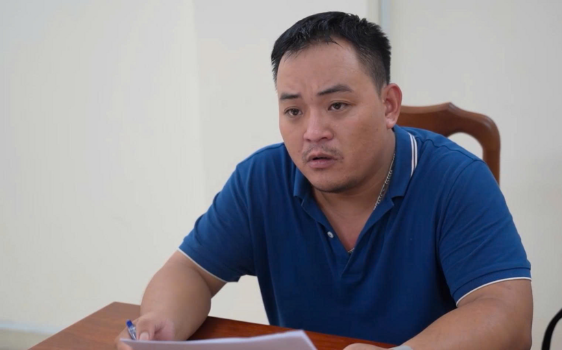 Tài xế Nguyễn Hồng Sin tại cơ quan điều tra. Ảnh: Xuân Hoát/Tuổi Trẻ
