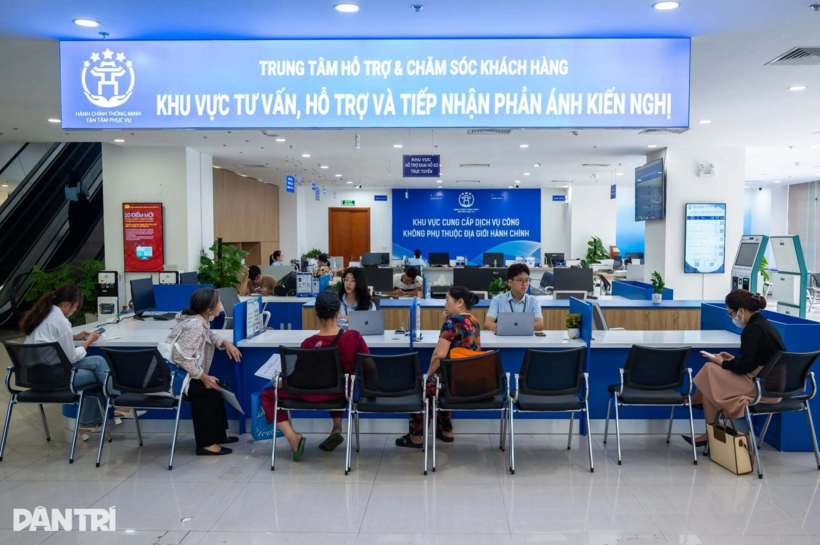 Người dân làm thủ thủ tục hành chính ở Hà Nội (Ảnh: Nguyễn Hải)./ Theo Dân trí.