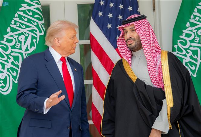 Thái tử kiêm Thủ tướng Saudi Arabia Mohammed bin Salman (phải) trong cuộc gặp Tổng thống Mỹ Donald Trump tại Washington DC., ngày 18/11/2025. Ảnh: SPA/TTXVN