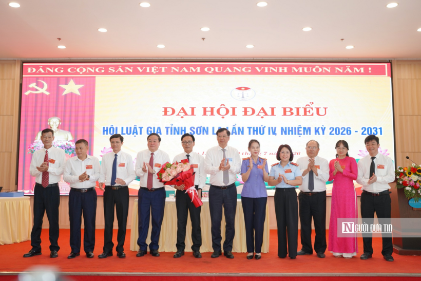 TS.Trần Công Phàn tặng hoa chúc mừng Ban chấp hành Hội Luật gia tỉnh Sơn La khóa IV, nhiệm kỳ 2026-2031.
