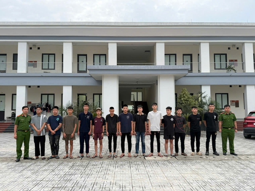 Cơ quan điều tra thi hành các Quyết định tố tụng và thu giữ hung khí của các đối tượng. Ảnh: Công an tỉnh Hưng Yên