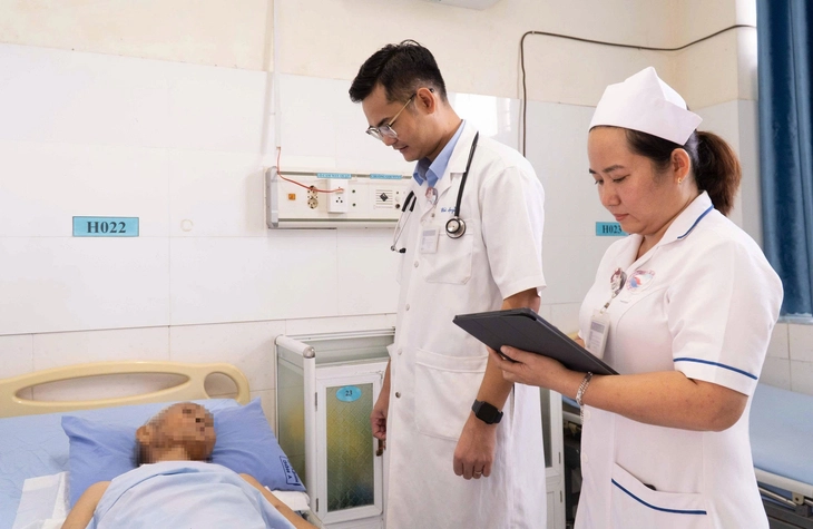 Bác sĩ thăm khám cho người bệnh. Ảnh: Huân Bùi/Tuổi trẻ Online