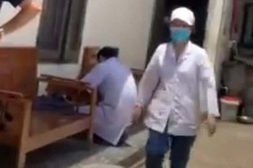 Lực lượng chức năng khám nghiệm hiện trường vụ việc (Ảnh: Thanh Hùng)/Dân Trí