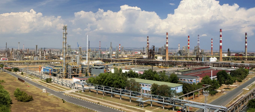 Trong 5 tháng đầu năm 2026, Nga đã xuất khẩu sang EU lượng hàng hóa trị giá gần 10 tỷ EUR (tương đương 11,4 tỷ USD). Hình ảnh nhà máy lọc dầu Lukoil ở Bulgaria. (Nguồn: Lukoil)