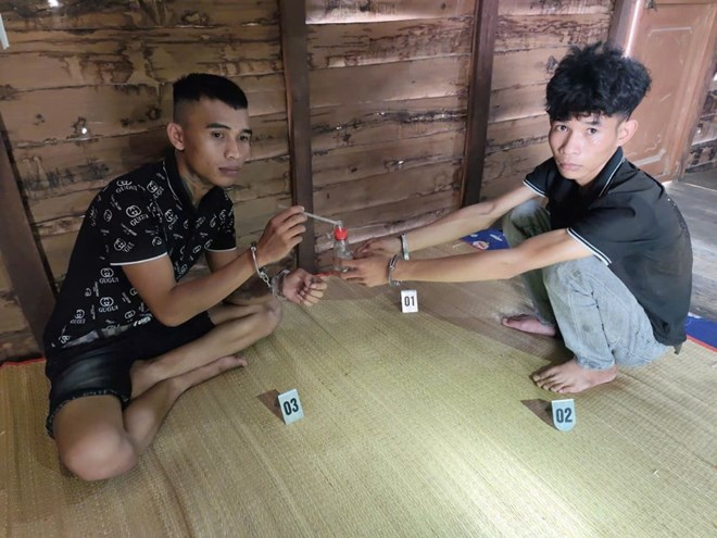 Nhak và Sun bị khởi tố, bắt giam về hành vi Mua bán trái phép chất ma túy. Ảnh Công an Gia Lai