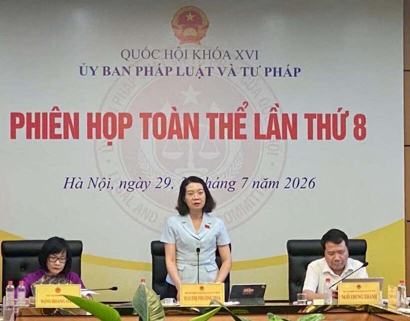 Phó Chủ nhiệm Ủy ban Pháp luật và Tư pháp Mai Thị Phương Hoa phát biểu.