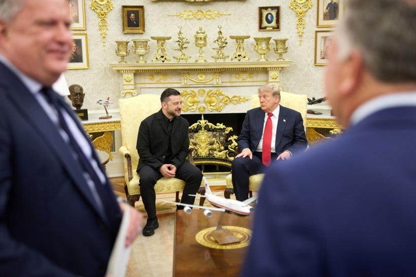 Tổng thống Mỹ Donald Trump (phải) và Tổng thống Ukraine Volodymyr Zelensky. Ảnh: X/@ZelenskyyUa