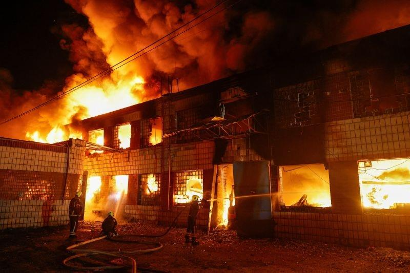 Một đám cháy gây ra do cuộc tấn công của Nga vào ngày 16/7. Ảnh minh hoạ: Reuters