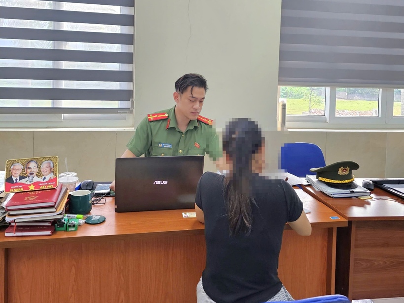 Công an xã Suối Hai làm việc với chị N.T.H về việc tham gia hội nhóm phản động trên mạng xã hội Facebook. Ảnh: Công an TP. Hà Nội