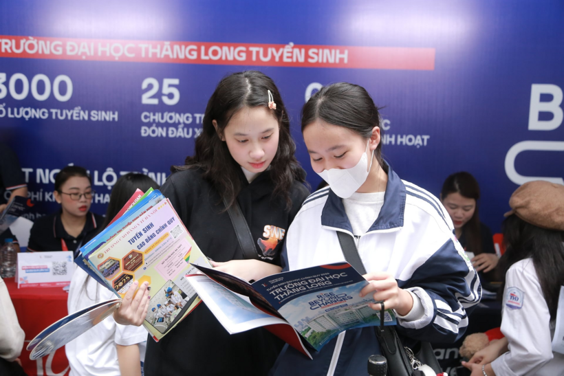 Sau khi thí sinh hoàn tất đăng ký nguyện vọng xét tuyển, nhiều trường đại học đã bắt đầu đưa ra dự báo điểm chuẩn năm 2026 dựa trên số lượng hồ sơ đăng ký và phổ điểm của các tổ hợp. Ảnh minh họa: Dân Việt