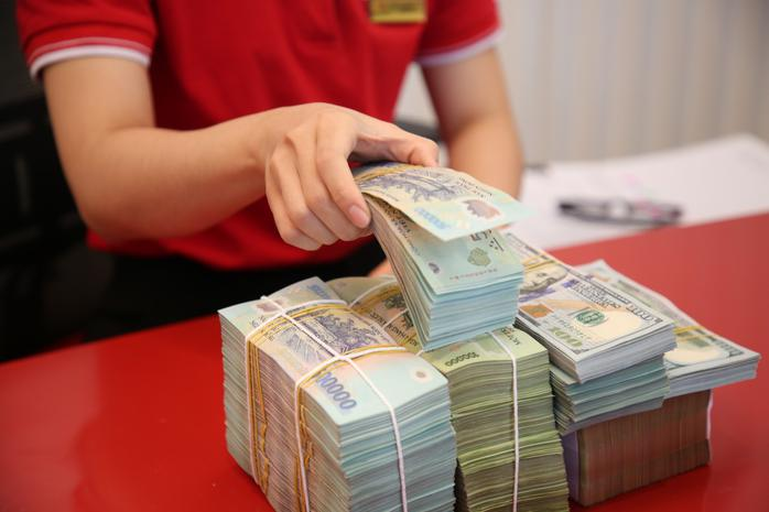 Lãi suất gửi tiết kiệm tại nhiều ngân hàng gia tăng. Ảnh: Tuổi trẻ.