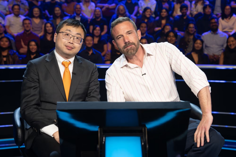 Tài tử Ben Affleck, 54 tuổi (trái), và đồng đội Jamie Ding. Ảnh: Chương trình Who wants to be a millionaire
