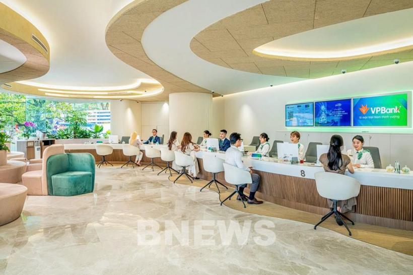 Khách hàng giao dịch tại VPBank. Ảnh: Bnews phát.
