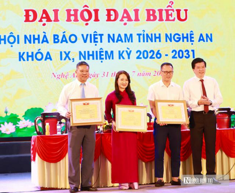 Nhà báo Lê Văn Giáp, Trưởng Văn phòng đại diện miền Trung, Tạp chí Đời sống & Pháp luật, vinh dự  nhận Bằng khen của Ủy ban MTTQ Việt Nam tỉnh Nghệ An.