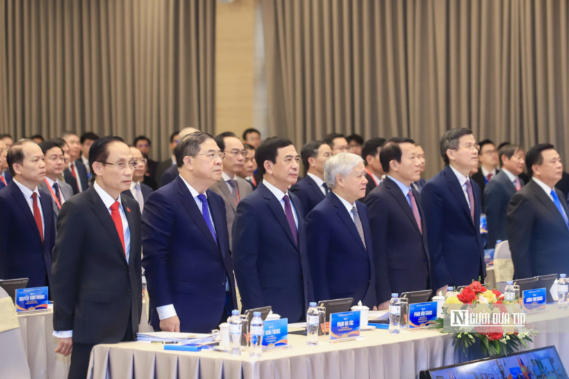 Các đồng chí lãnh đạo Đảng, Nhà nước và đại biểu thực hiện nghi thức chào cờ.
