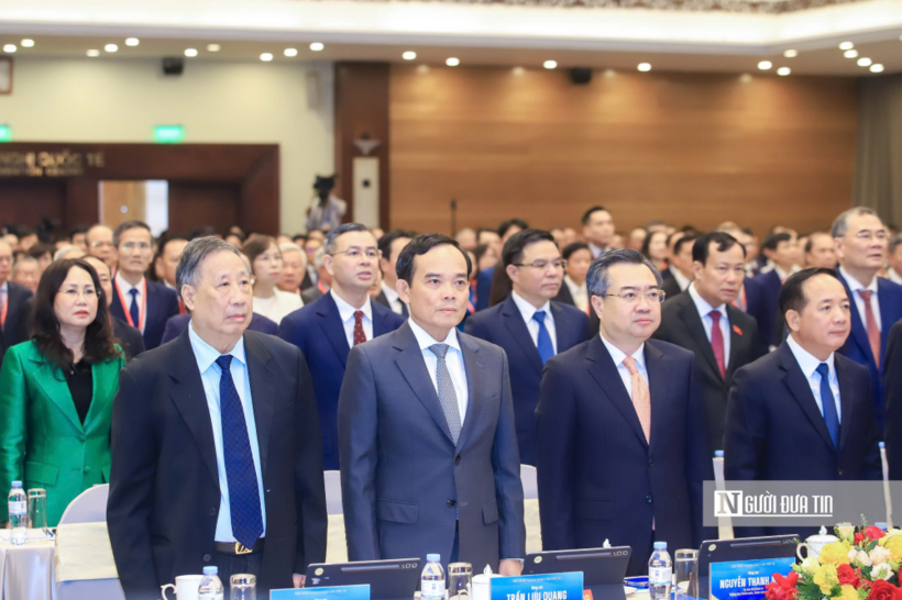 Các đại biểu thực hiện nghi thức chào cờ.
