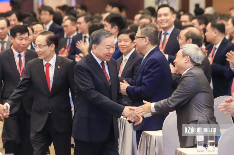 Tham dự hội nghị còn có các đồng chí Ủy viên Ban Chấp hành Trung ương Đảng, các đồng chí lãnh đạo các ban, bộ, ngành, đoàn thể Trung ương; các đồng chí lãnh đạo tỉnh ủy, thành ủy, Hội đồng nhân dân, Ủy ban nhân dân 34 tỉnh, thành phố trực thuộc Trung ương; lãnh đạo các tập đoàn lớn và tiêu biểu.