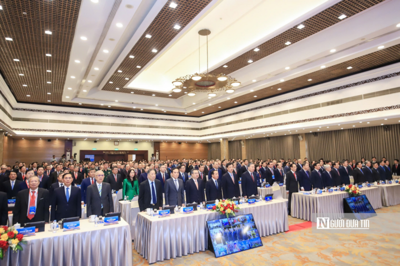 Tổng Bí thư, Chủ tịch nước Tô Lâm cùng các đồng chí lãnh đạo Đảng, Nhà nước và đại biểu thực hiện nghi thức chào cờ.