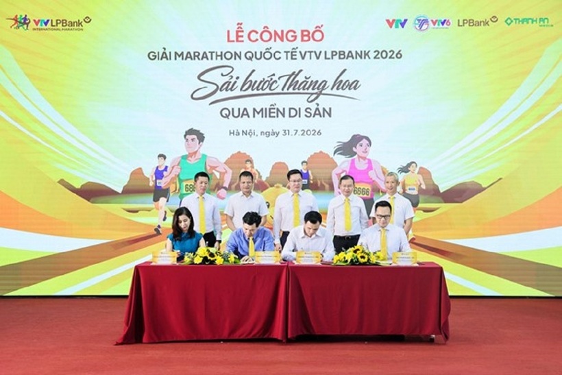 Đại diện VTV, UBND tỉnh Ninh Bình, Thành An Media và LPBank thực hiện nghi thức ký kết tổ chức Giải Marathon Quốc tế VTV LPBank 2026. Ảnh LPBank