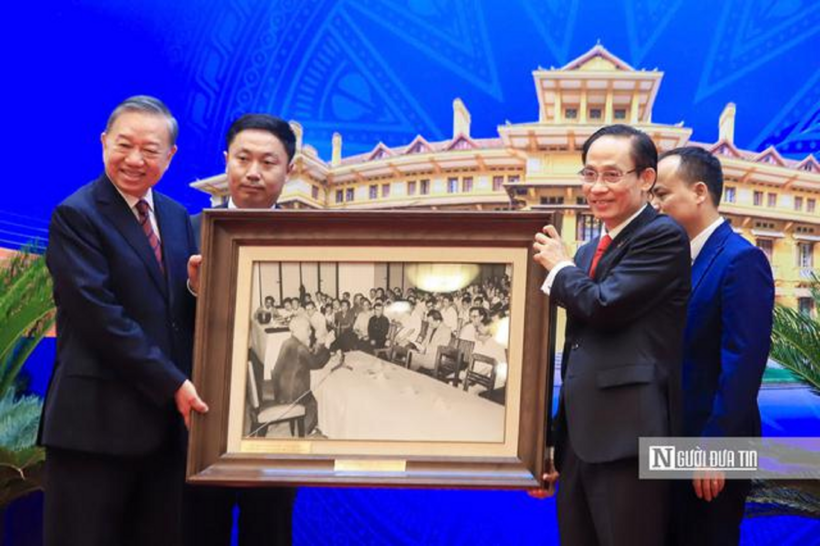 Tổng Bí thư, Chủ tịch nước Tô Lâm tặng quà Bộ Ngoại giao (Ảnh: Hữu Thắng).