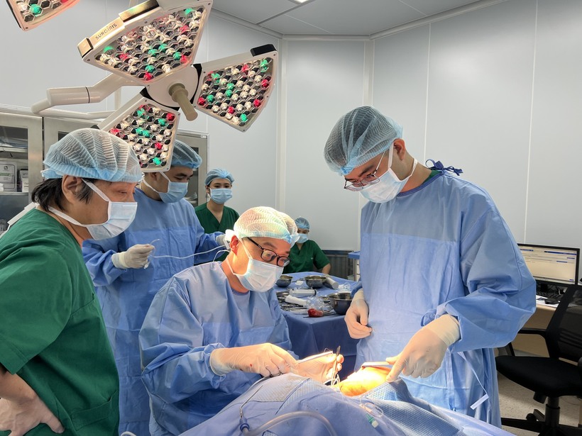 Bác sĩ vi phẫu bóc tách khối u "hiểm", bảo vệ nguyên vẹn dây thần kinh số 7. Ảnh: BVCC